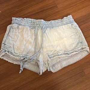 DENIM FLOWY SHORTS WITH FRINGES
